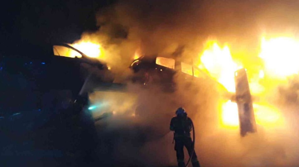 Na dálnici hořel kamion s auty